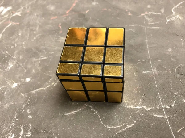 holding sihirli ayna küp mermer bir arka plan üzerinde erkek eller. kopya alanı ile.