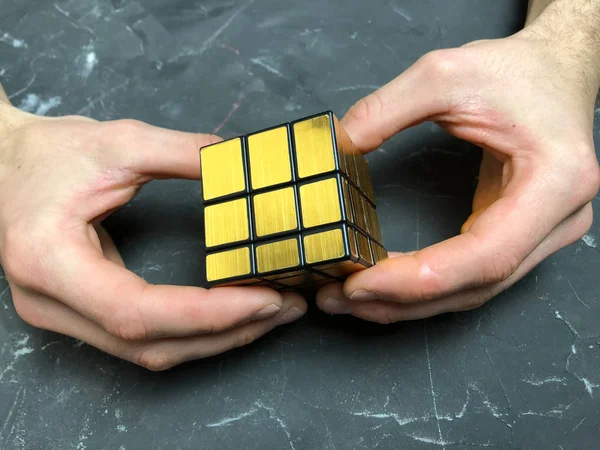 holding sihirli ayna küp mermer bir arka plan üzerinde erkek eller. kopya alanı ile.