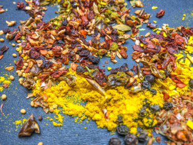 Değişik baharat siyah bir taş zemin üzerine bir.