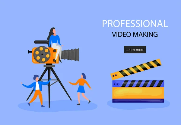 Kleine personages die een film maken. Exploitant met behulp van camera en personeel met professionele apparatuur opnamefilm. Regisseur bij Megaphone, People with Clapperboard en Reel Film. Cartoon Vector Illustratie — Stockvector