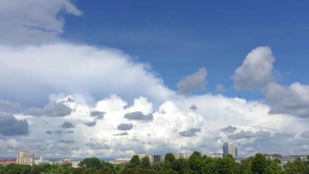 Nubes sobre la ciudad — Vídeos de Stock