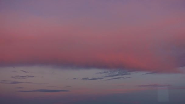 Ροζ σύννεφα στο ηλιοβασίλεμα — Αρχείο Βίντεο