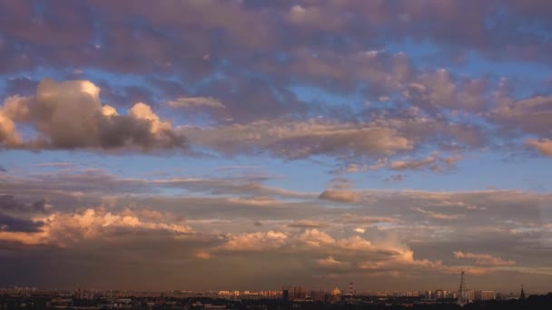 Impresionante tráfico de nubes al atardecer — Vídeo de stock