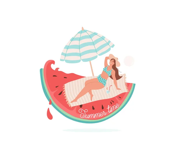 Illustration des Sommerzeit-Vektors. Schöne lächelnde Mädchen liegen auf Handtuch unter gestreiftem Regenschirm. Strandkonzeption mit Wassermelone, Welle, Tropfen-Element und Text. Isoliert auf weißem Hintergrund — Stockvektor