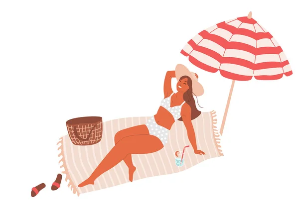 Schöne lächelnde braungebrannte Mädchen liegen auf Handtuch unter gestreiftem Regenschirm. Illustration des Sommerzeit-Vektors. Strandkonzept mit Cocktail, Flip-Flops, Tasche. Isoliert auf weißem Hintergrund — Stockvektor