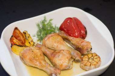 Çiğ ve fırında tavuk, sebze, tavuk bacağı ve leş.