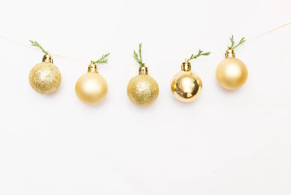 Giocattoli Dell Albero Natale Dorati Sfondo Bianco — Foto Stock