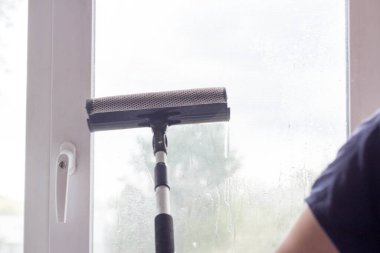 Pencereleri yıkamak, genel temizlik ve ev temizliği için çevre dostu ürünler