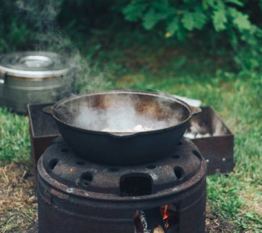 adım adım pişirmenin doğası üzerine bir tencerede pirinç
