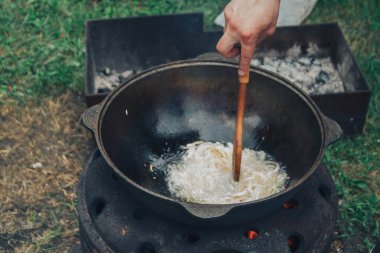 adım adım pişirmenin doğası üzerine bir tencerede pirinç