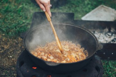 adım adım pişirmenin doğası üzerine bir tencerede pirinç