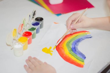 Bir çocuk karantinada bir çocukla evde ne yapacağını çizer.