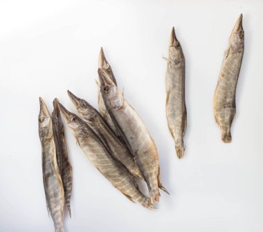 Kurutulmuş turna balığı, beyaz bir arkaplanda kurutulmuş tuz.