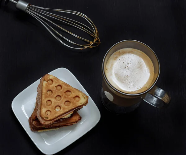 Koffie Latte Met Weense Wafels Een Zwarte Achtergrond — Stockfoto