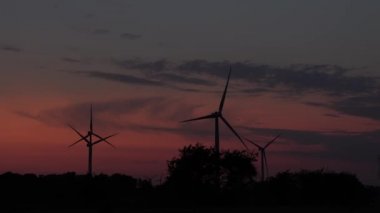 Rüzgar türbini akşam peyzaj