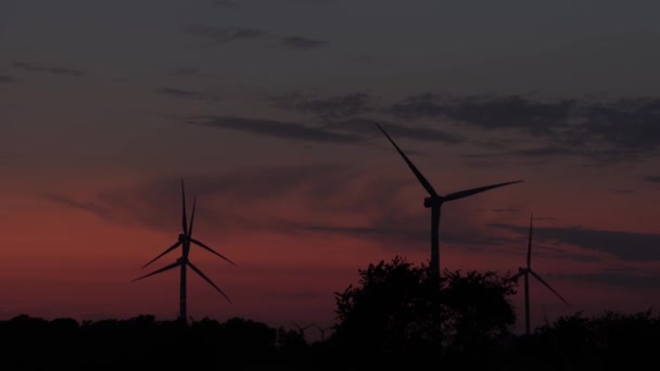 Windkraftanlage Auf Abendlandschaft — Stockvideo