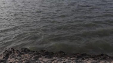 Sıcak bir yaz gününde okyanus dalgaları