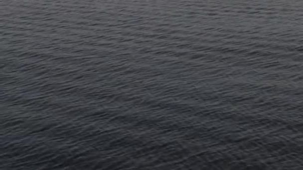 Vagues de l'océan par une chaude journée d'été 