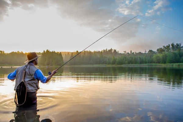 Güneş Doğarken Flyfishing Genç Adam — Stok fotoğraf