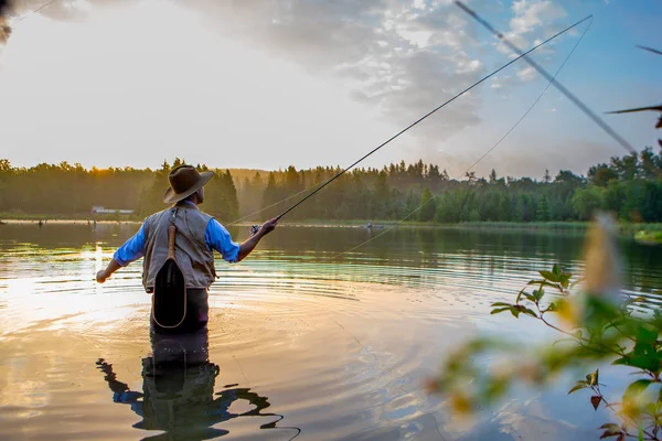 Ung Man Flyfishing Vid Soluppgången — Stockfoto