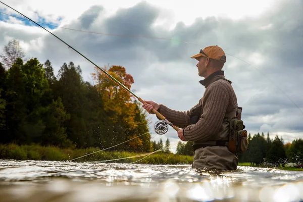 Ein Mann Wirft Herbst Seine Fliegenrute Einen Fluss — Stockfoto