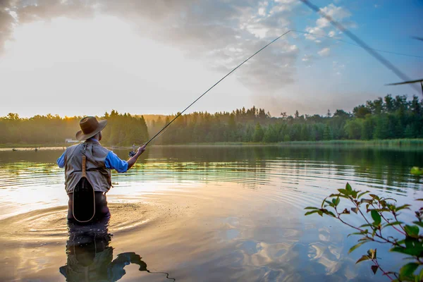 Jonge Man Flyfishing Bij Zonsopgang — Stockfoto