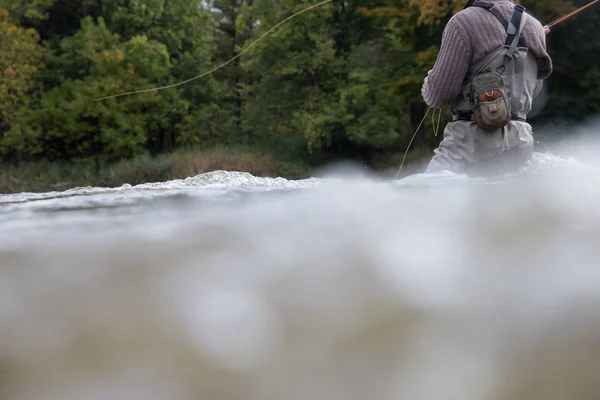 Widok Człowieka Łowiącego Ryby Rzece Sezonie Jesiennym — Zdjęcie stockowe