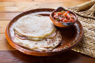 Geleneksel Meksika usulü jambon ve salsa soslu Sincronizadas