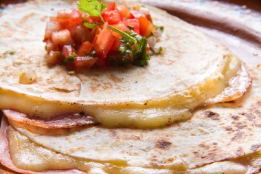 Geleneksel Meksika usulü jambon ve soslu sincronizada.