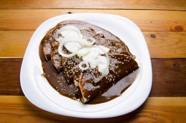 Köstebek salsa soslu otantik Meksika enchilada 'sı