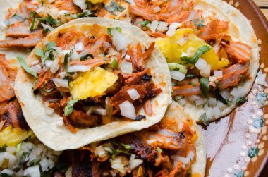 Geleneksel Meksika tacoları al pastor
