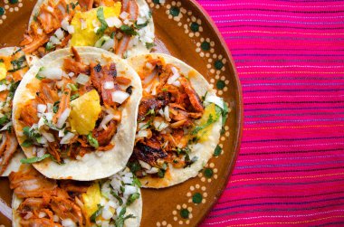 Geleneksel Meksika tacoları al pastor