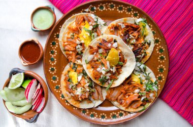 Geleneksel Meksika tacoları al pastor