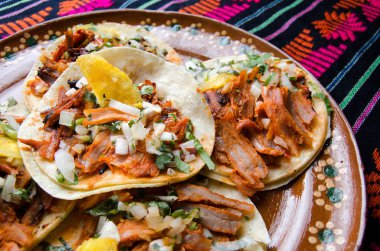 Meksika tacoları al pastor. Kapatın.