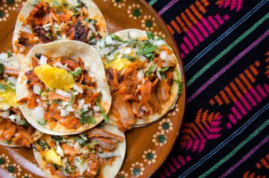 Geleneksel Meksika yemekleri: tacos al pastor