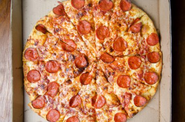 Geleneksel biberli pizza.