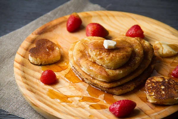 Hot Heart Pannenkoek Met Aardbeien Ahornsiroop — Stockfoto