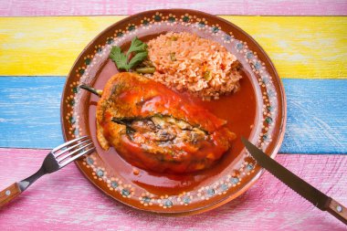 Geleneksel Meksika biberli rellenoları