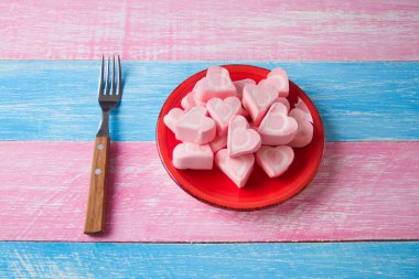 Romantik pembe kalp lokum ve çatal