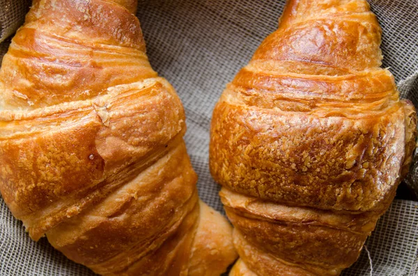 Klasszikus Croissant Kenyér Rusztikus Háttérrel — Stock Fotó