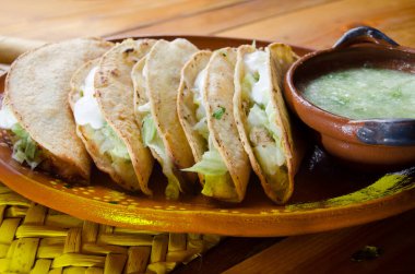 Meksika taco dorados ve yeşil sos.