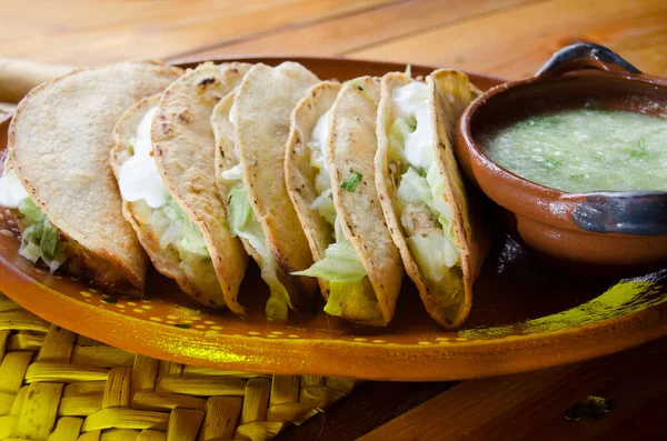 Tacos Dorados Mexicanos Salsa Verde —  Fotos de Stock