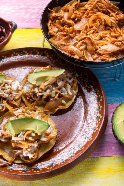 Geleneksel Meksika tavuğu tinga tostadas