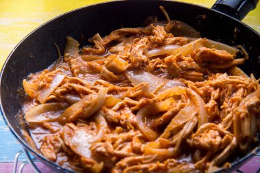 Geleneksel Meksika tavuğu tinga