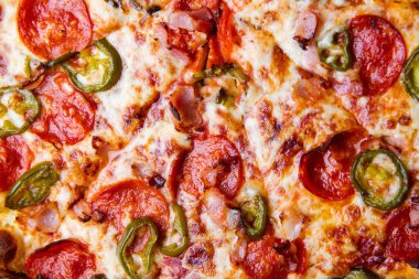 Jalapeno ve pastırmalı geleneksel Meksika pizzası.