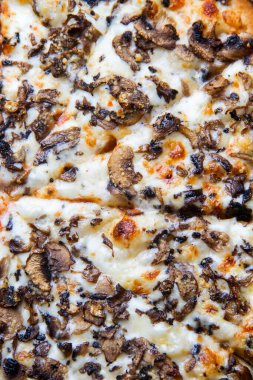 Klasik mantarlı pizza. Yakın çekim.