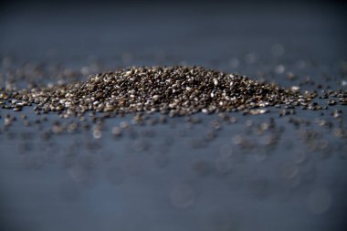Koyu arkaplanda organik chia tohumu