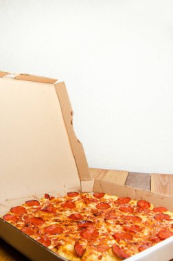 Geleneksel biberli pizza.