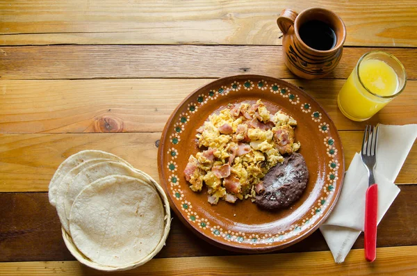 Huevos Revueltos Con Jamón Desayuno Mexicano —  Fotos de Stock