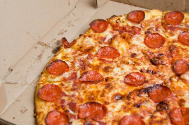 Kutuda klasik pepperonili pizza.